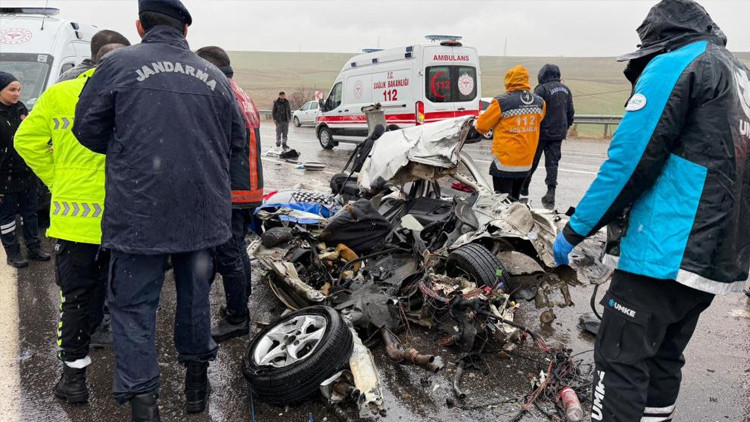 Kaza sonucunda 3 kişi hayatını kaybetti, 1 kişi de yaralandı.