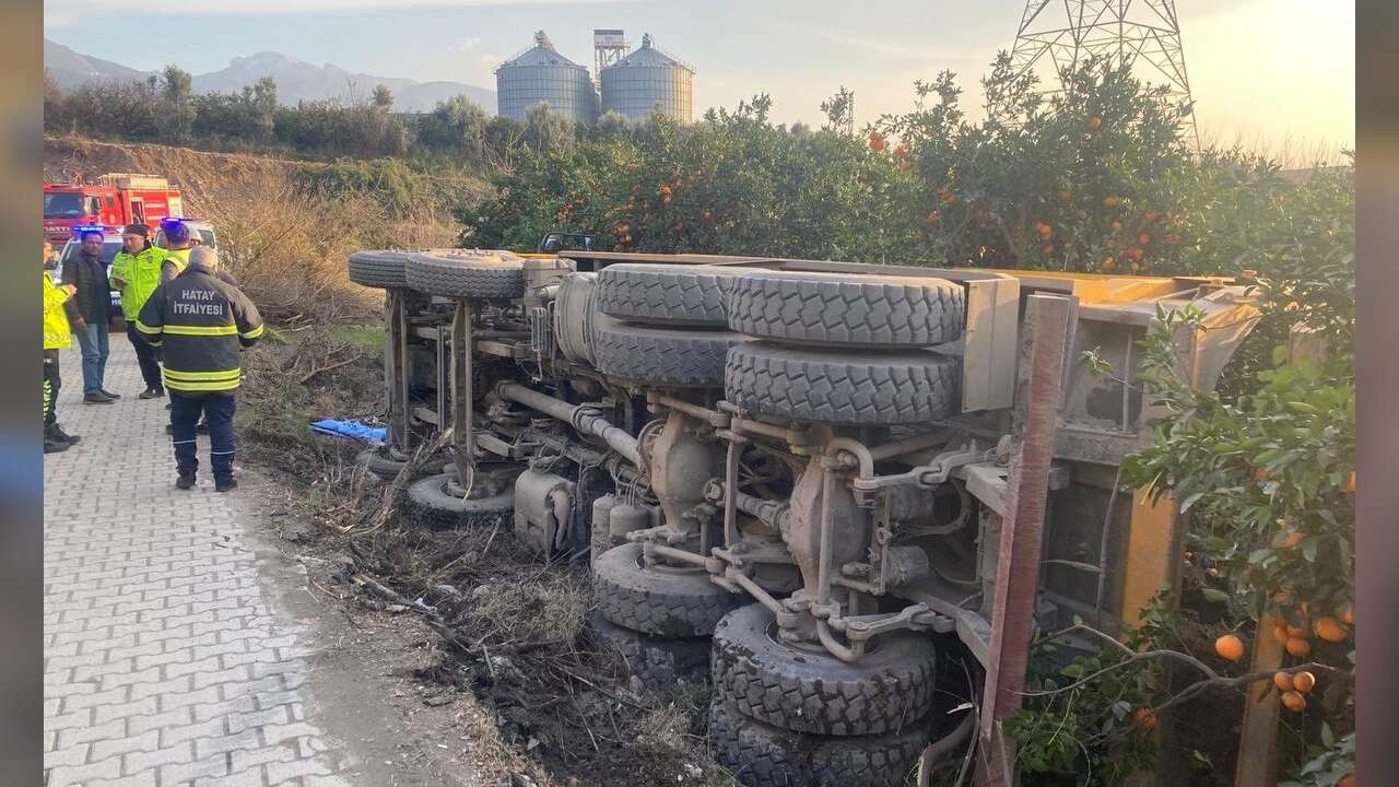 Payas’ta kaza: Kamyon devrildi, sürücü yaralı.