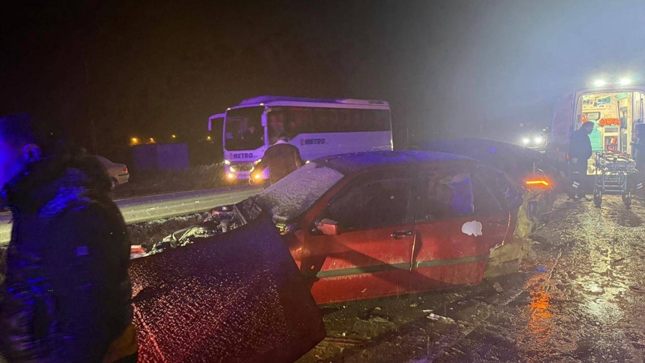 Samsun'da 4 aracın karıştığı trafik kazasında 5 kişi yaralandı.