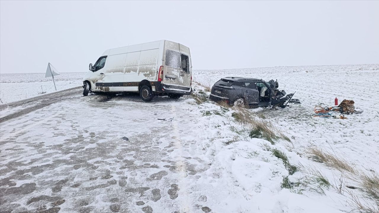 Tekirdağ'da yaşanan trafik kazasında 1 kişi hayatını kaybetti, 3 kişi yaralandı.