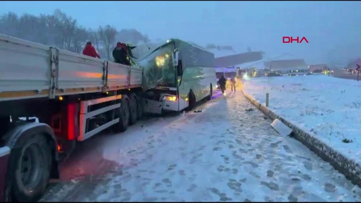 Tokat-Sivas yolunda korkunç kaza: Otobüs TIR'a çarptı.