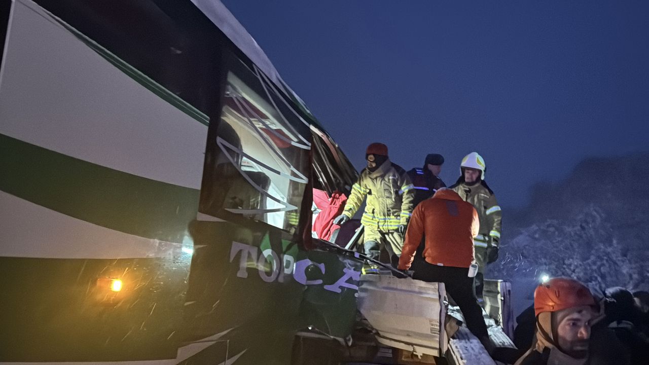Tokat'ta endişe veren kaza: Otobüs ile tır çarpıştı, 13 kişi yaralandı.