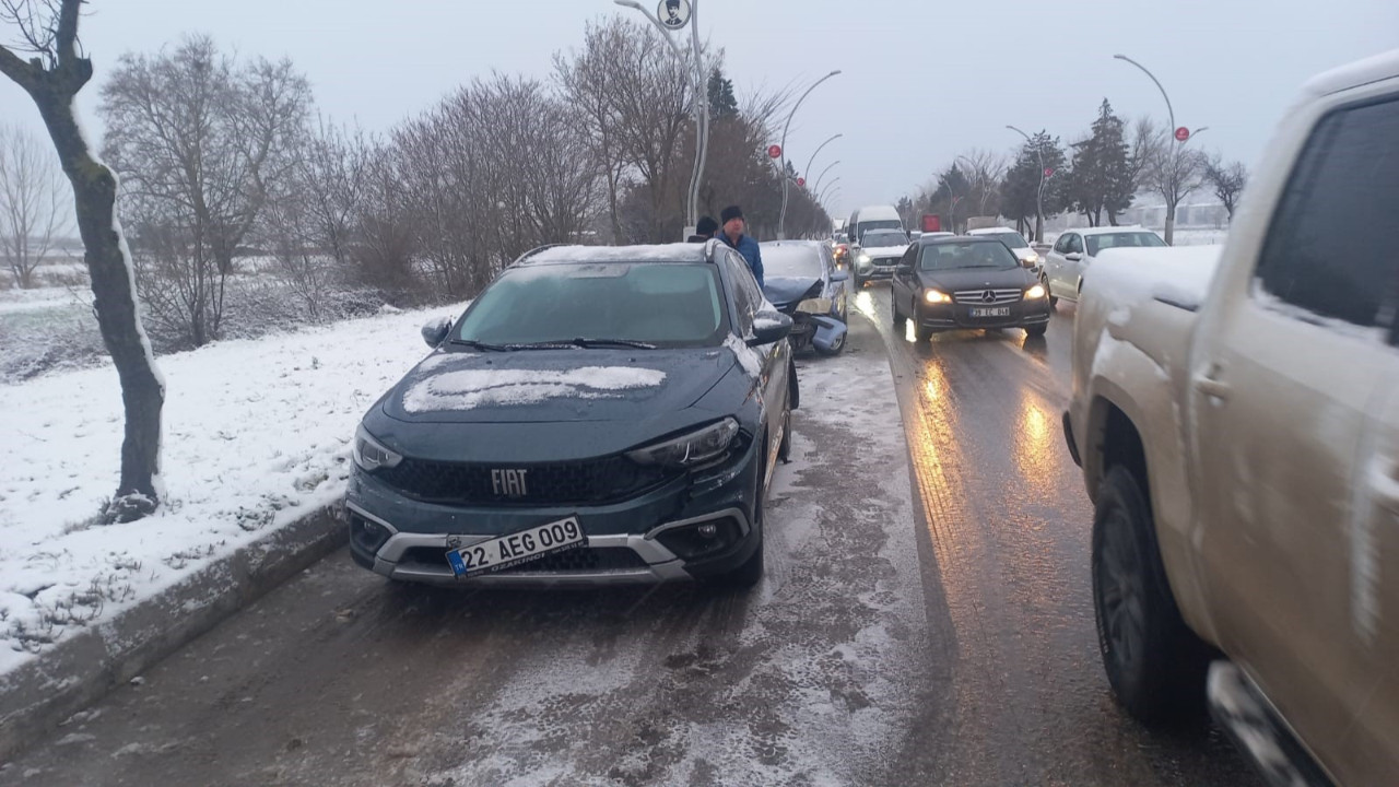 Trafik yoğunluğu, 9 araç zincirleme kazasından dolayı arttı.