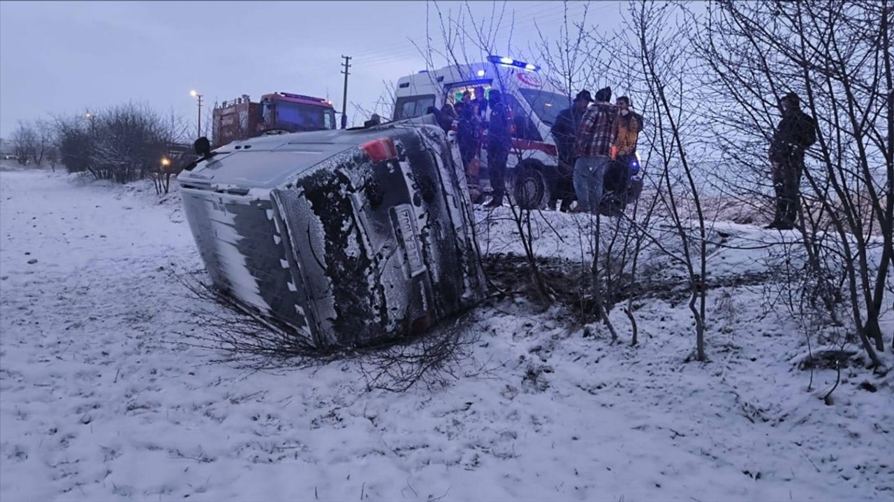 Afyonkarahisar'da minübüs devrildi, kazada 5 kişi yaralandı.