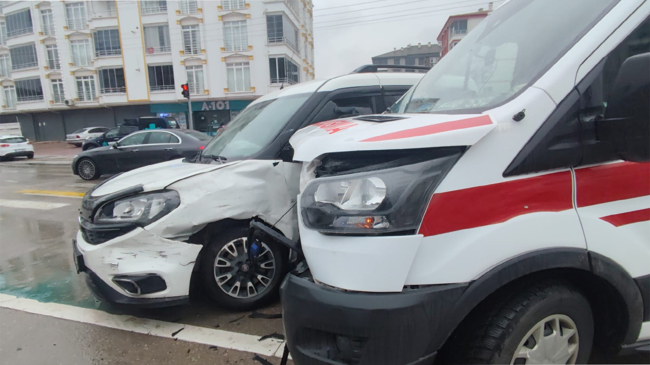 Aksaray'da ambulans kaza geçirdi: 8 kişi yaralandı.