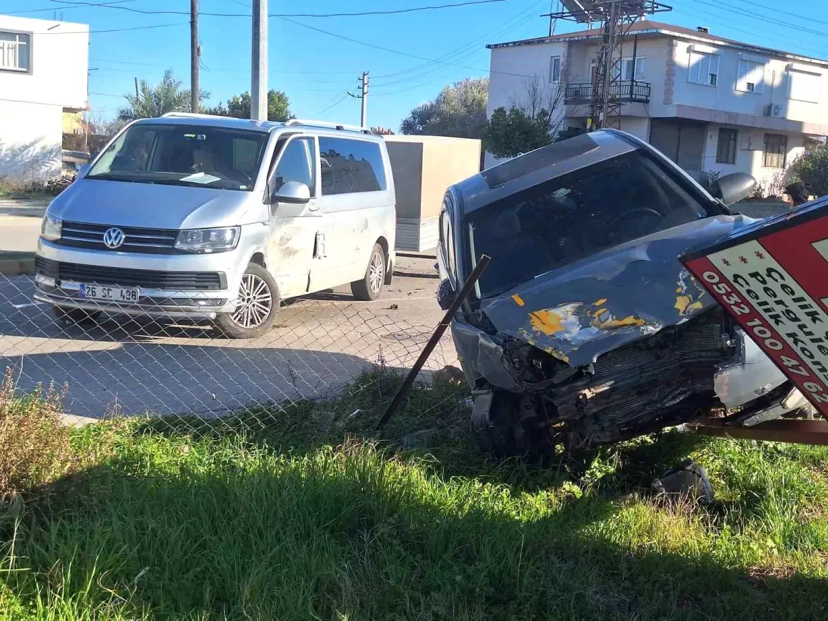 Antalya'da Kaza Sonucu Yaralı Sürücü Tedavi Altına Alındı
