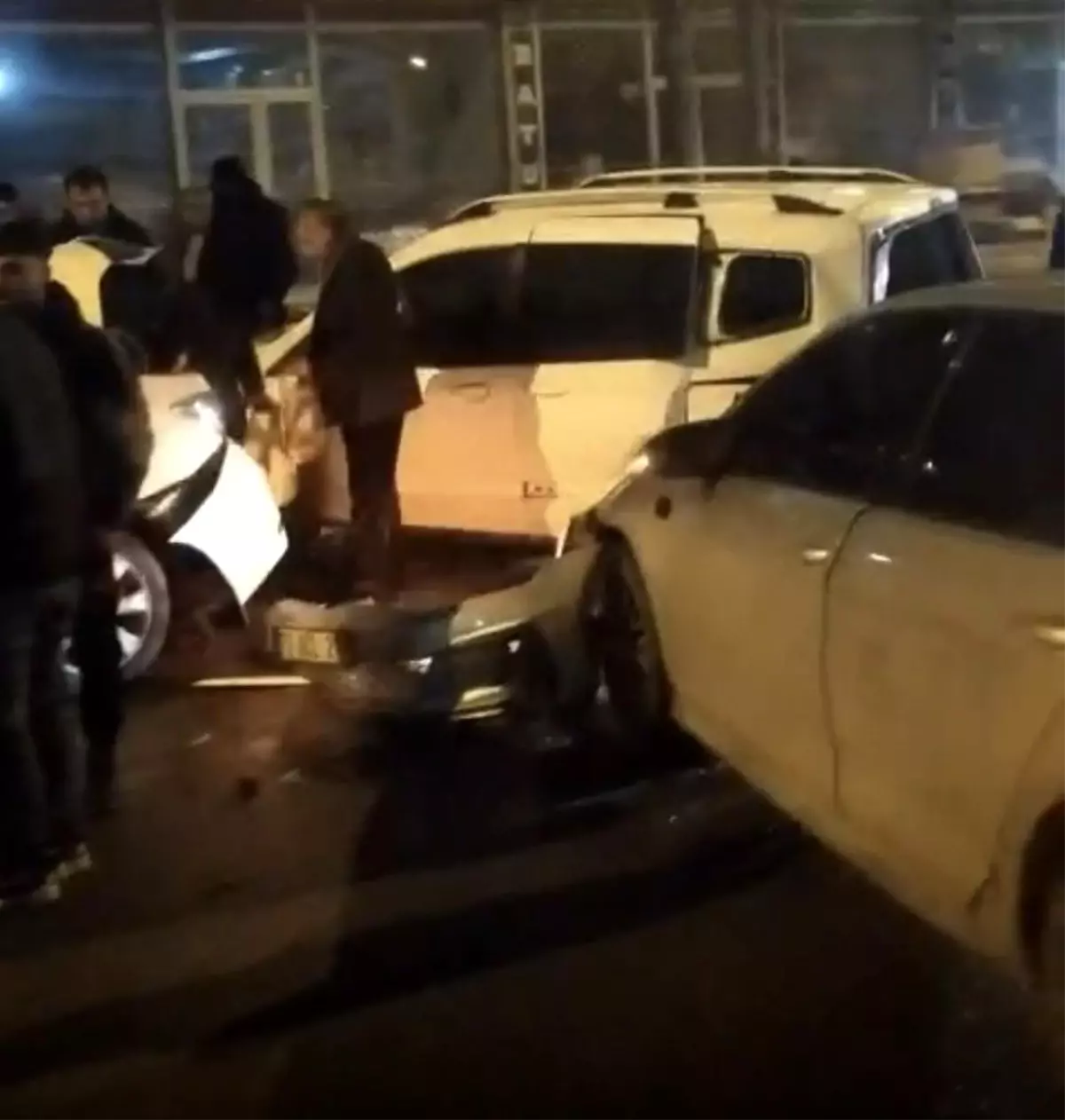 Batman'da ardışık trafik kazası: 1 kişi yaralandı