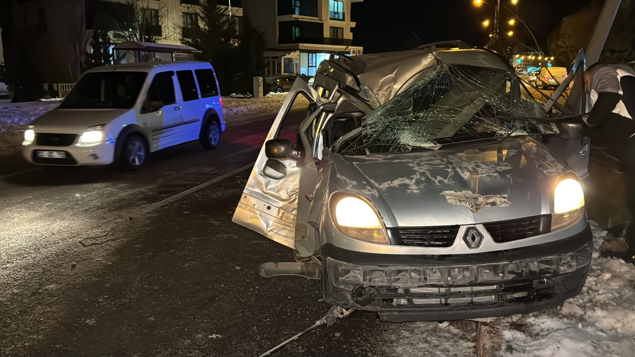Elazığ'da hafif ticari araç, refüje çarpan trafik kazasında 1'i ağır 4 kişi yaralandı.