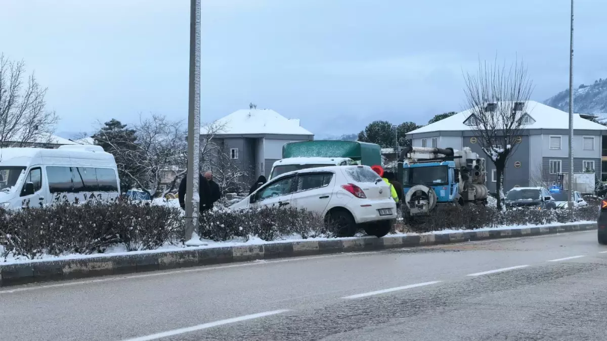 İnegöl'de Trafik Olayında Sürücü Yaralandı