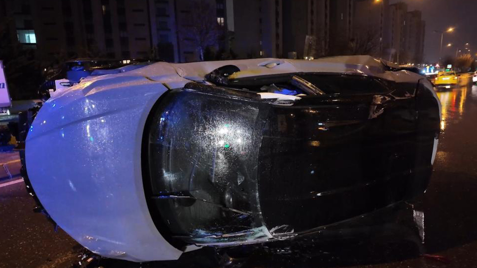 İstanbul'da alcohol-enhanced driver causes high-speed crash involving 5 vehicles!