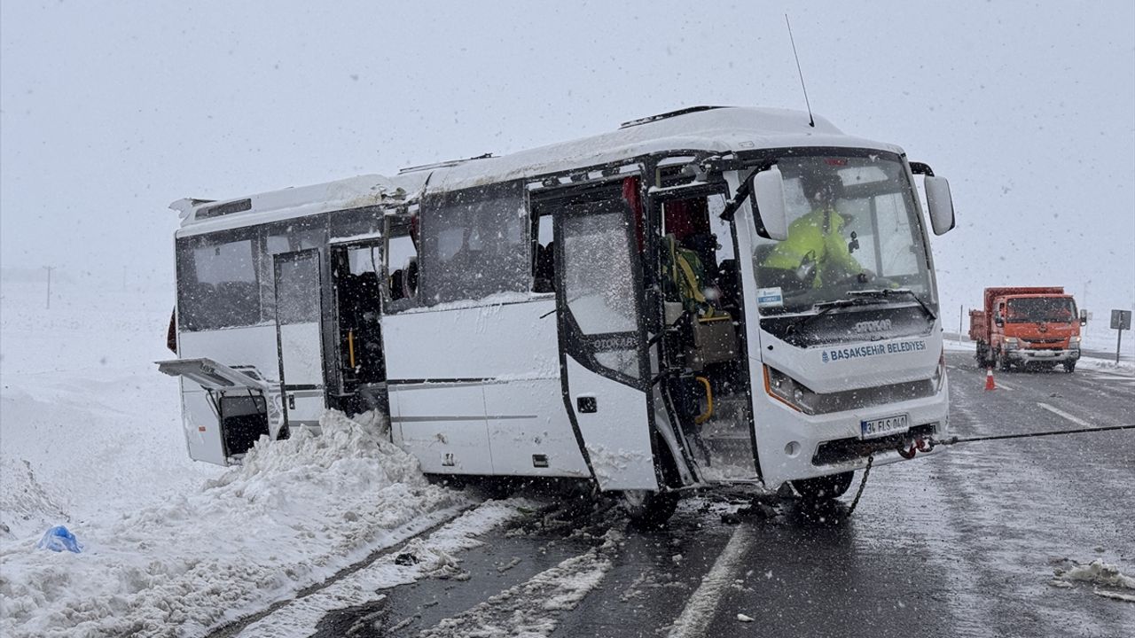 Kayseri'deki trafik kazasında cenaze midibüsü devrildi, 3'ü ağır 22 yaralı var.