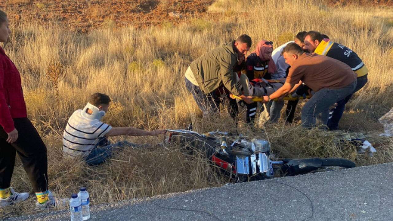 Uşak'ta motosiklet kaza yaptı: İki kardeş yaralandı.