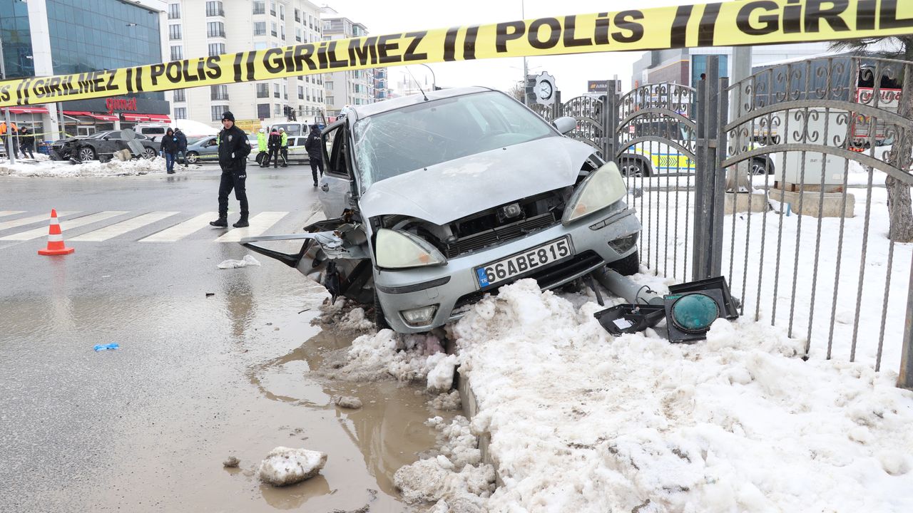Yozgat'ta trafik kazası: Sanayi bölgesinde 2 araç çarpıştı, 2 kişi yaralandı.