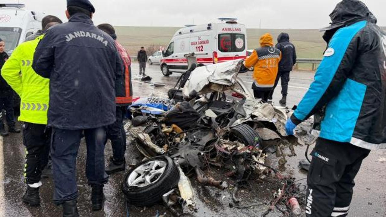 Adıyaman'da dehşet verici kaza: 3 ölü, 1 yaralı! Otobüs otomobili yıprattı.