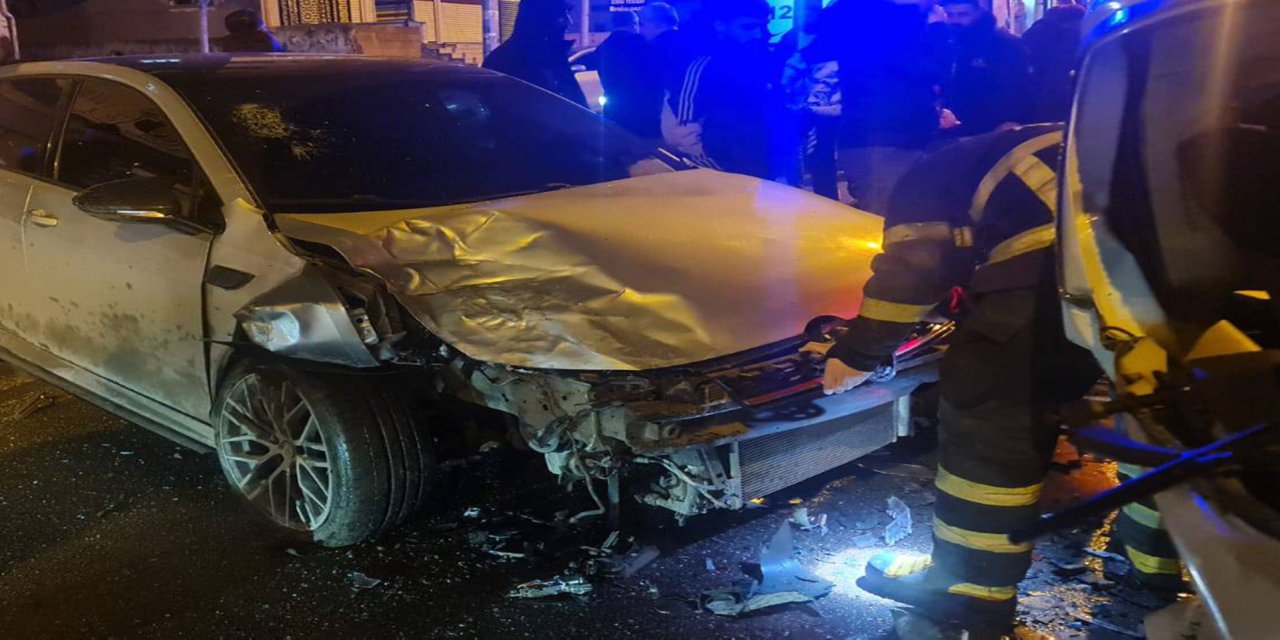 Birden fazla aracın karıştığı zincirleme trafik kazası: Çok sayıda araçta maddi zarar