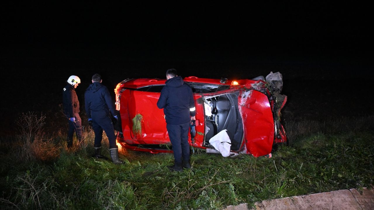 Edirne'de araç devrildi, trafik kazasında 2 kişi yaralandı, 1 tanesi ağır durumda.