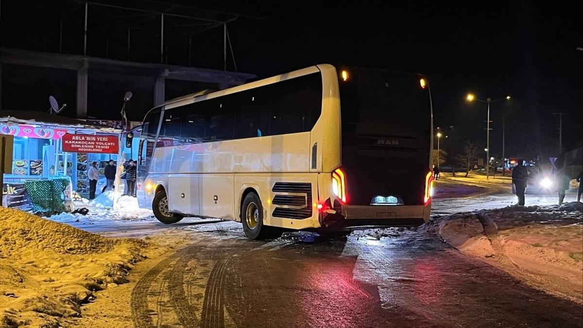 Elazığ'da endişe veren olay: Yolcu otobüsü mola noktasına çarptı.
