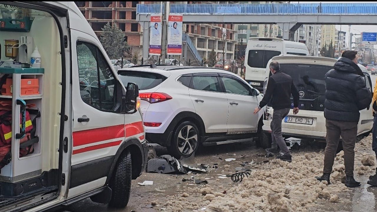 Elazığ'da Trafik Kazası- Bir Kişi Yaralandı.