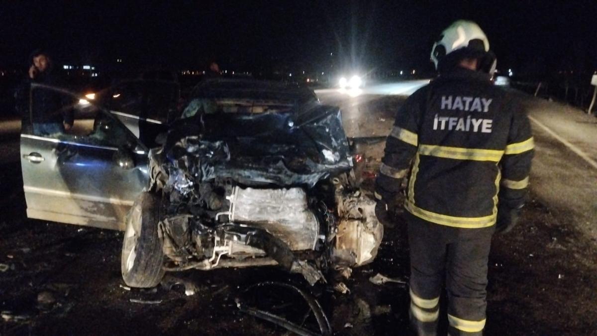 Hatay'da araç minibüsle çarpıştı: Can kayıpları ve yaralılar var