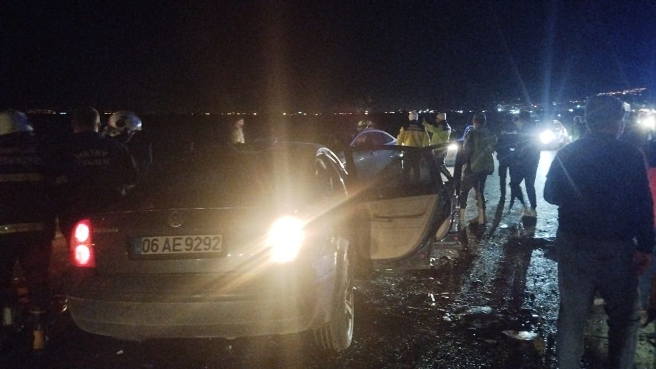 Kırıkhan'da minibüsle otomobilin çarpıştığı trafik kazasında 1 kişi hayatını kaybetti, 5 kişi yaralandı.