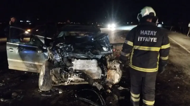 Otomobil minibüs çarpıştı, ölümcül kazaya sebep oldu.