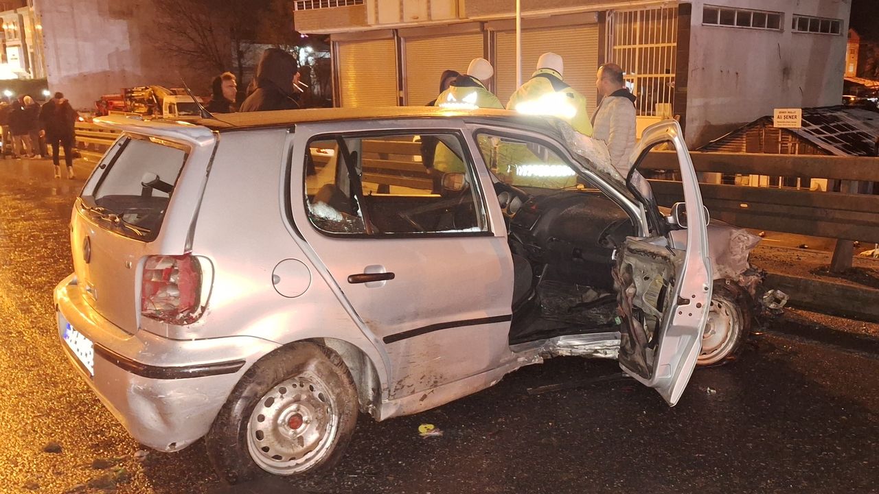 Samsun'da iki araç kaza yaptı, 3 kişi yaralandı.