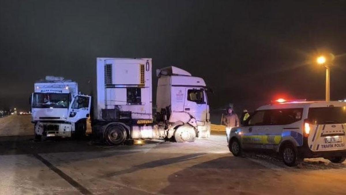 Trafik kazasında Bitlis-Tatvan yolu kapandı, 1 kişi yaralı.