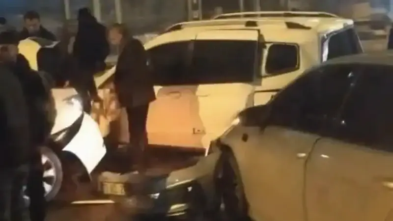 Zincirleme kaza sonucu yaralanan bir kişi var: Park edilmiş araçlara çarpıp geçti.