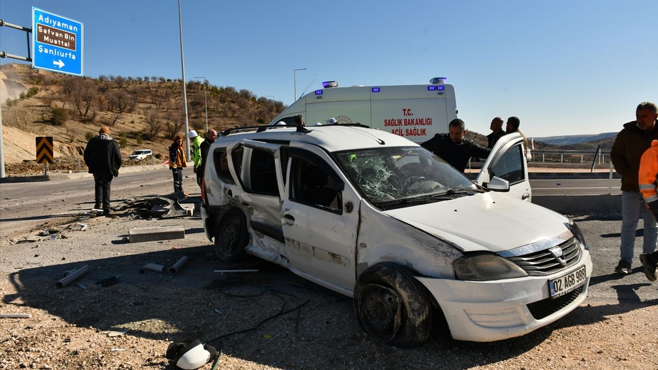 Adıyaman Besni'de trafik kazasında otomobil ile hafif ticari araç çarpıştı, 4 kişi yaralandı.