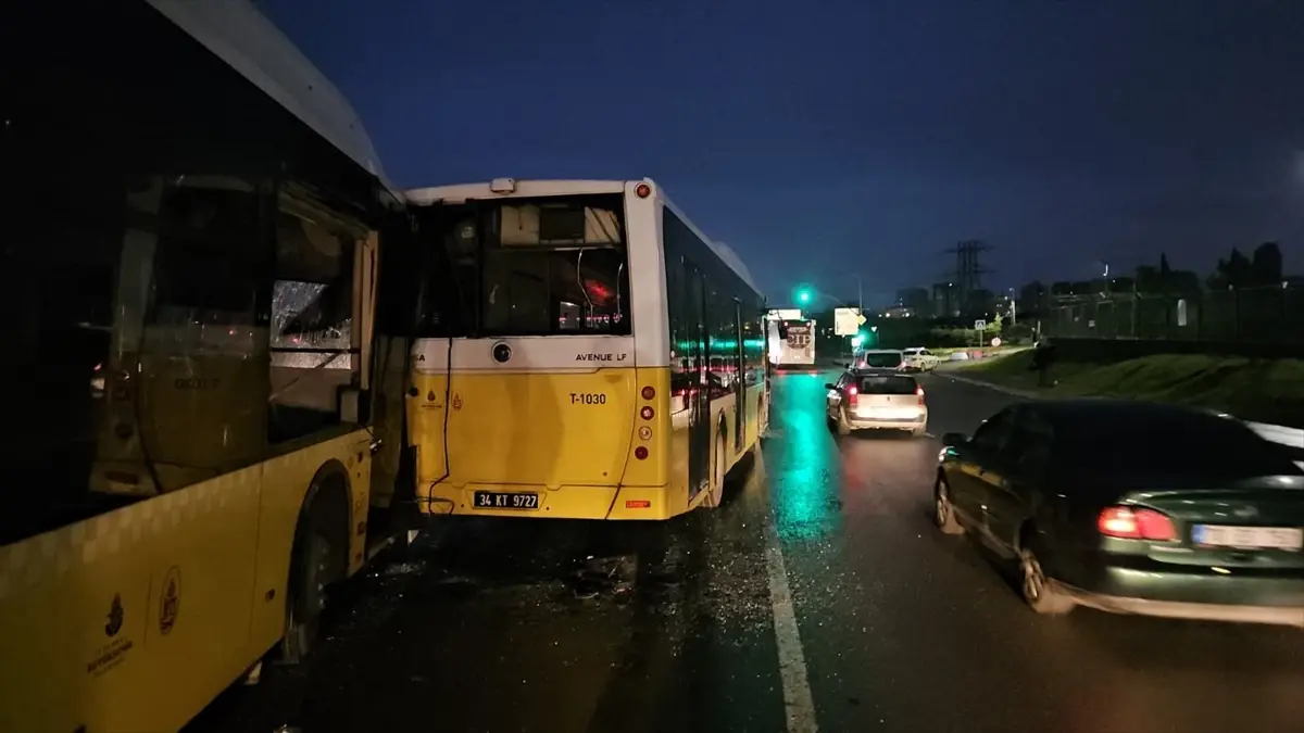 Başakşehir'de İETT Otobüsü Kaza Yaptı: 5 Kişi Yaralandı.