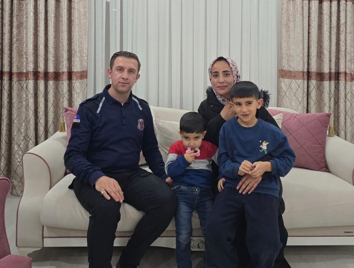 Kaza kadar sıkışan anne ve iki çocuğa infaz görevlilerinden etkileyici yardım