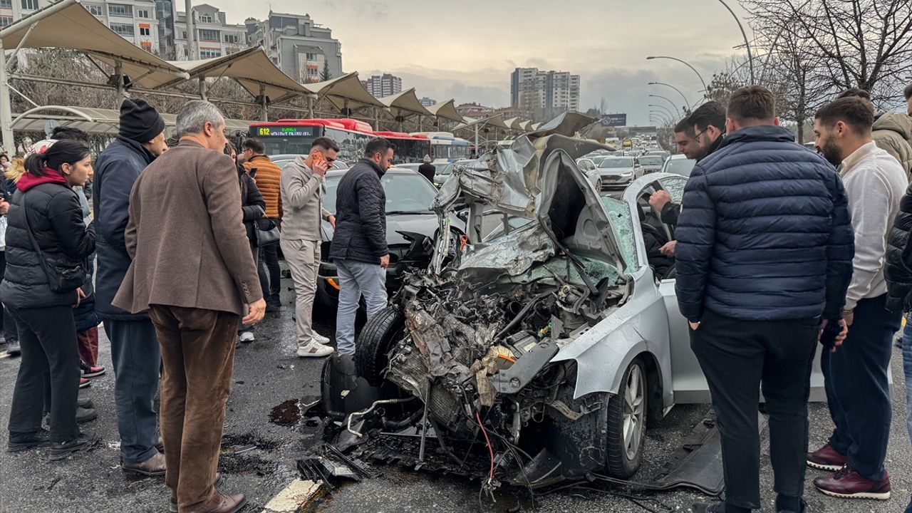 Ankara'da otobüsle araçların çarpıştığı kazada 1'i ağır 4 kişi yaralandı.
