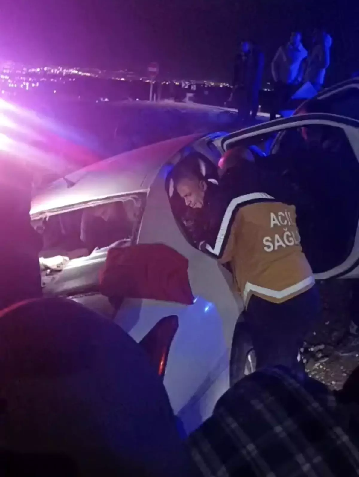 Batman il sınırları içindeki Siirt yolunda meydana gelen trafik kazasında 3 kişi yaralandı.