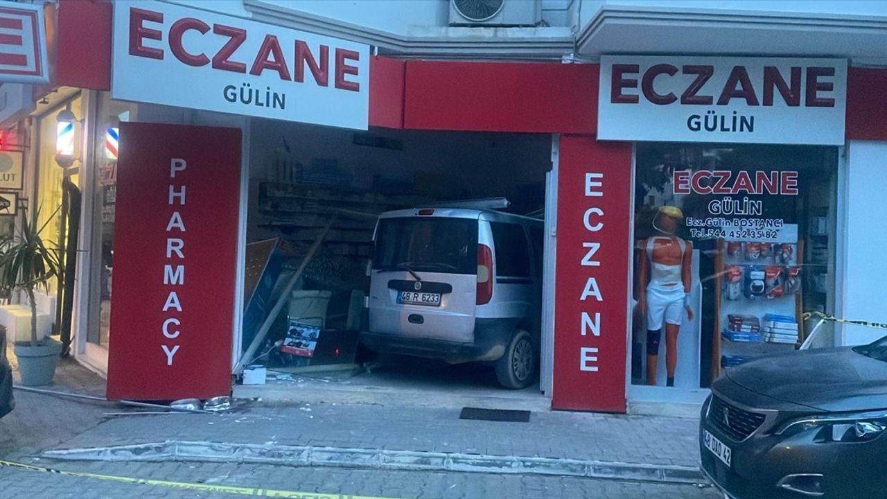 Datça'da korkunç trafik kazası: Kontrolden çıkan araç eczaneye çarptı.
