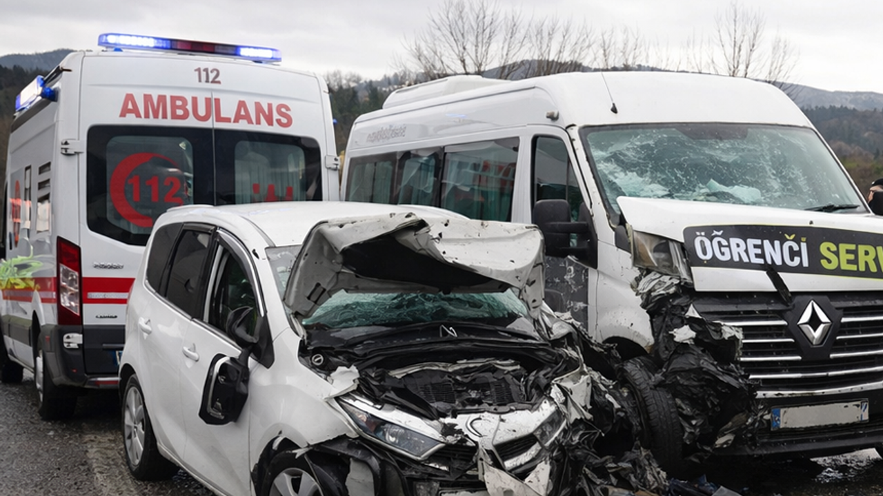 Kütahya'da öğrenci servisi ile otomobil çarpıştı: 1 ölü, 4 yaralı!
