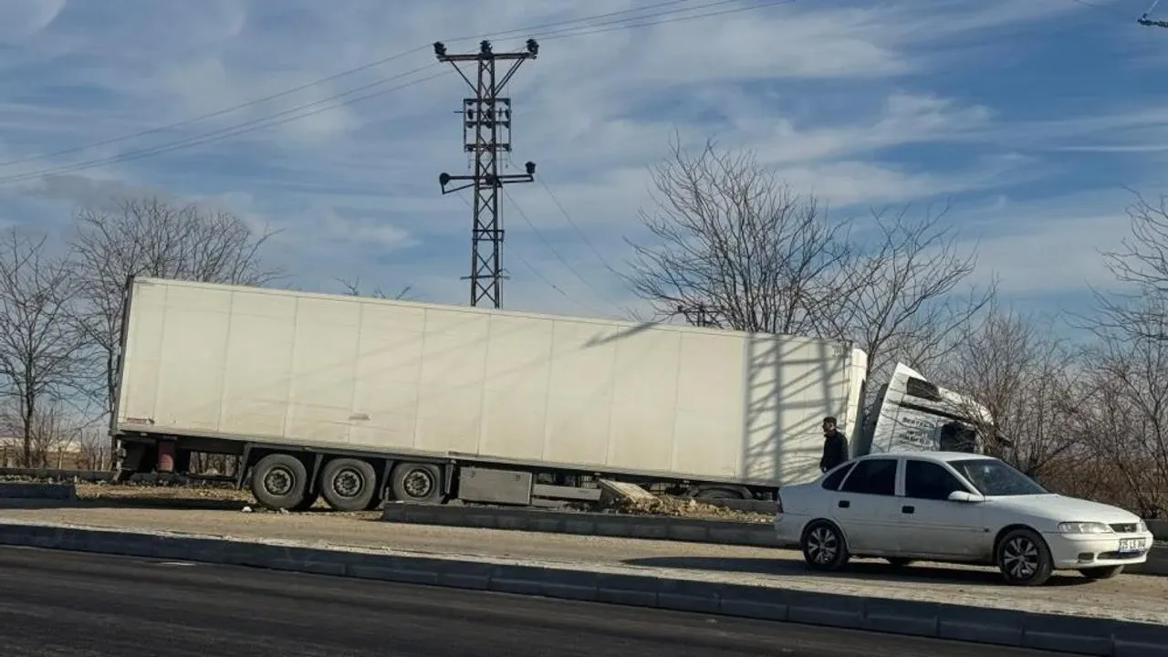 Tır ve minibüs çarpışması sonucunda 6 kişi yaralandı.