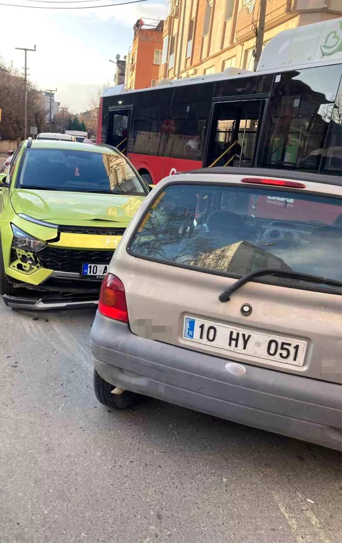 Balıkesir'de iki kişinin yaralandığı çift yönlü trafik kazası meydana geldi.
