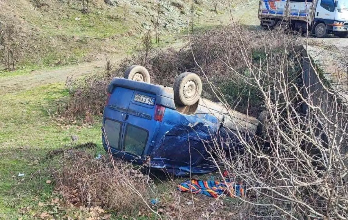 Bilecik'te Meydana Gelen Trafik Kazasında Araç Köprüden Düştü.