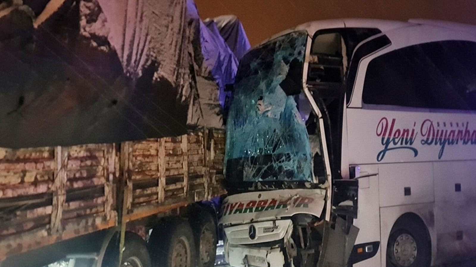 Bingöl'de korkunç kaza: Yolcu otobüsü tıra çarptı.