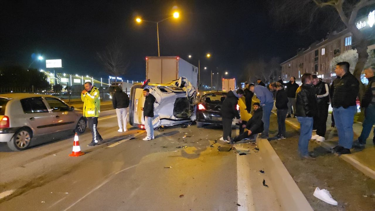 Bursa'da iki aracın karıştığı trafik kazasında bir ölü, bir yaralı var.
