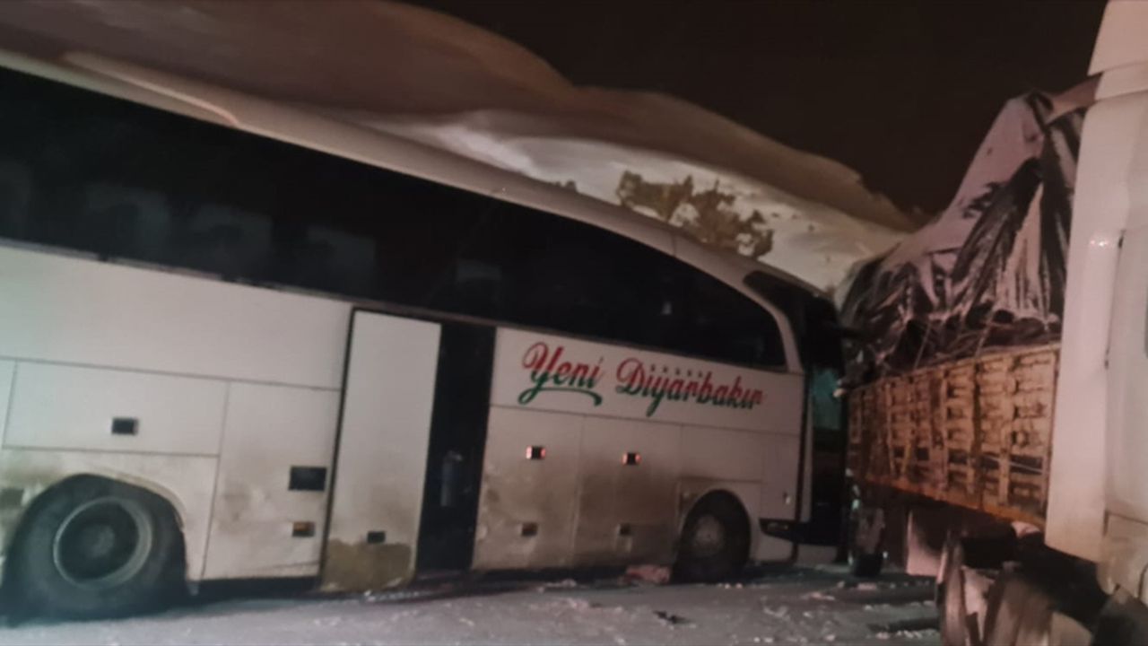 Buzlanma sebepli çarpışma: Tır ile otobüs birbirine girdi, 3 kişi yaralandı.