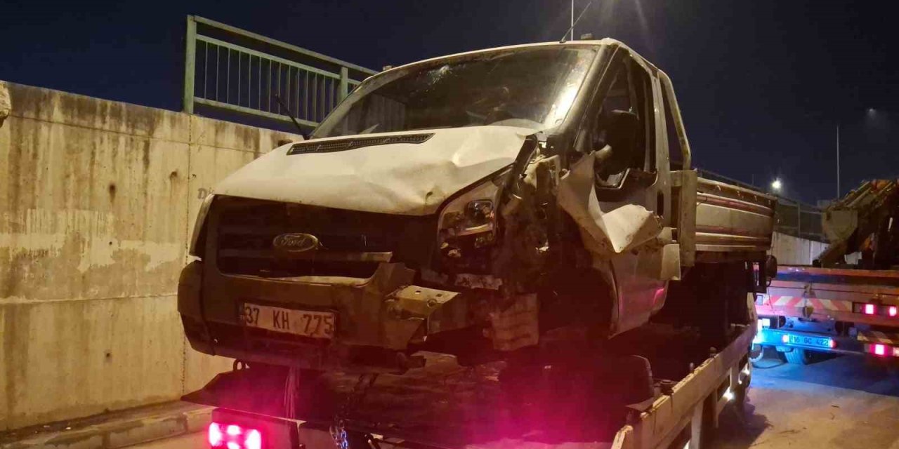 Demir bariyerler araçların üzerine devrildi.