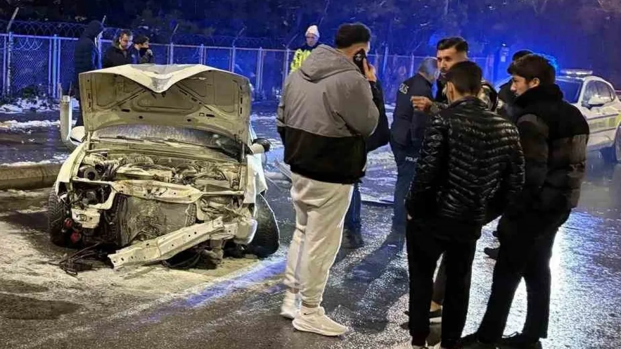 Genç Sürücü, Refüjü Geçti: Otomobil Tamamen Hasar Gördü.
