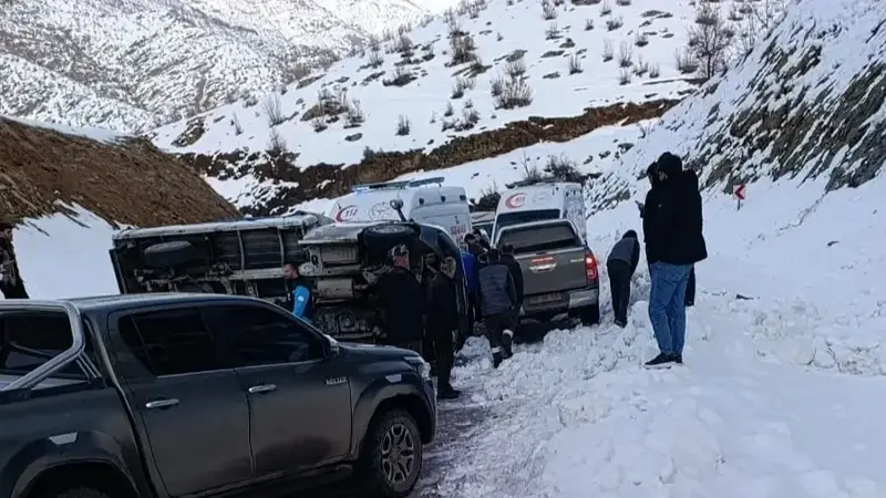 Hakkari'de kaza: İki kişi yaralı olarak kurtuldu.