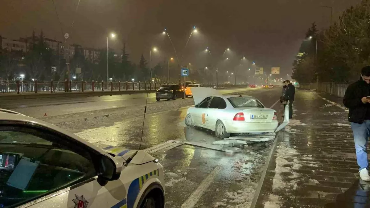 Kayseri'de Kaza: Araç Refüjü Aştı