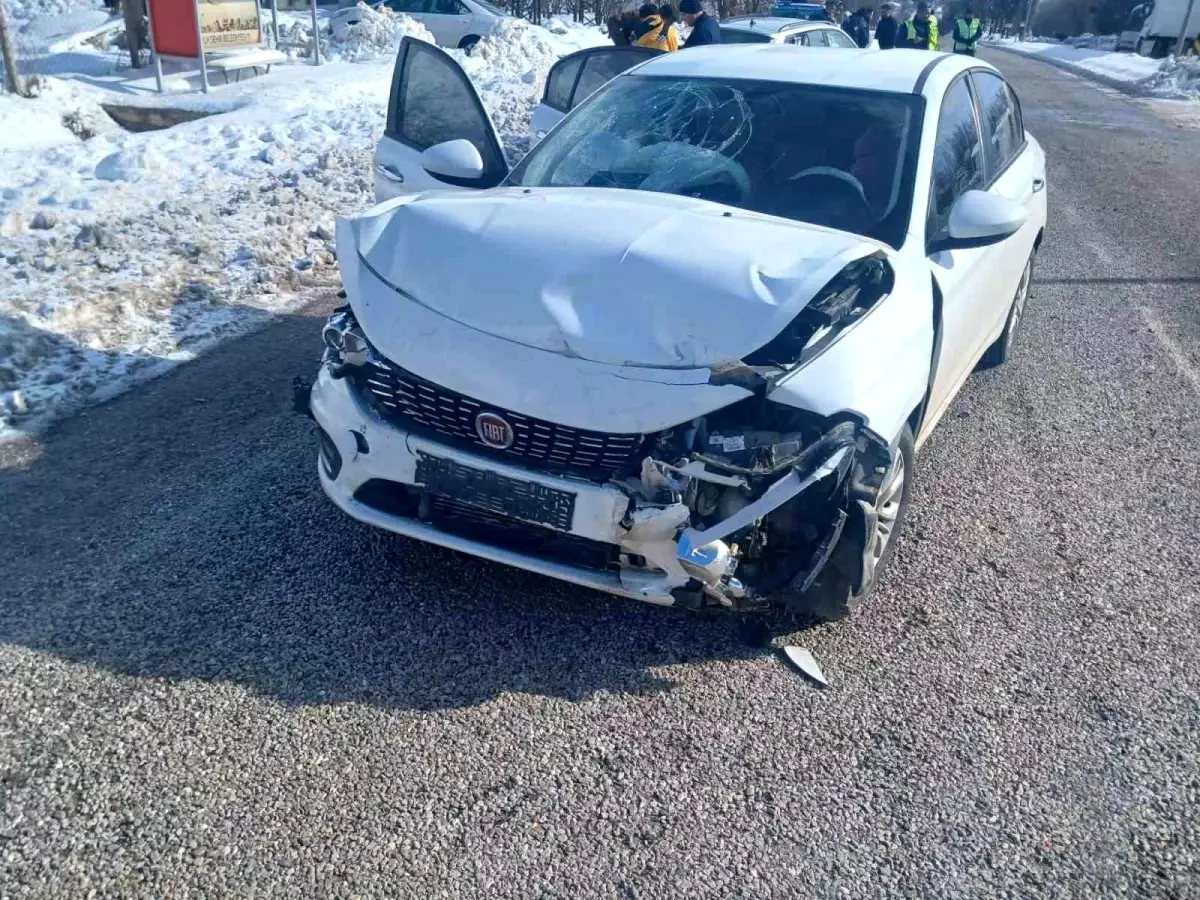 Malatya'da 3 kişinin yaralandığı bir trafik kazası yaşandı.