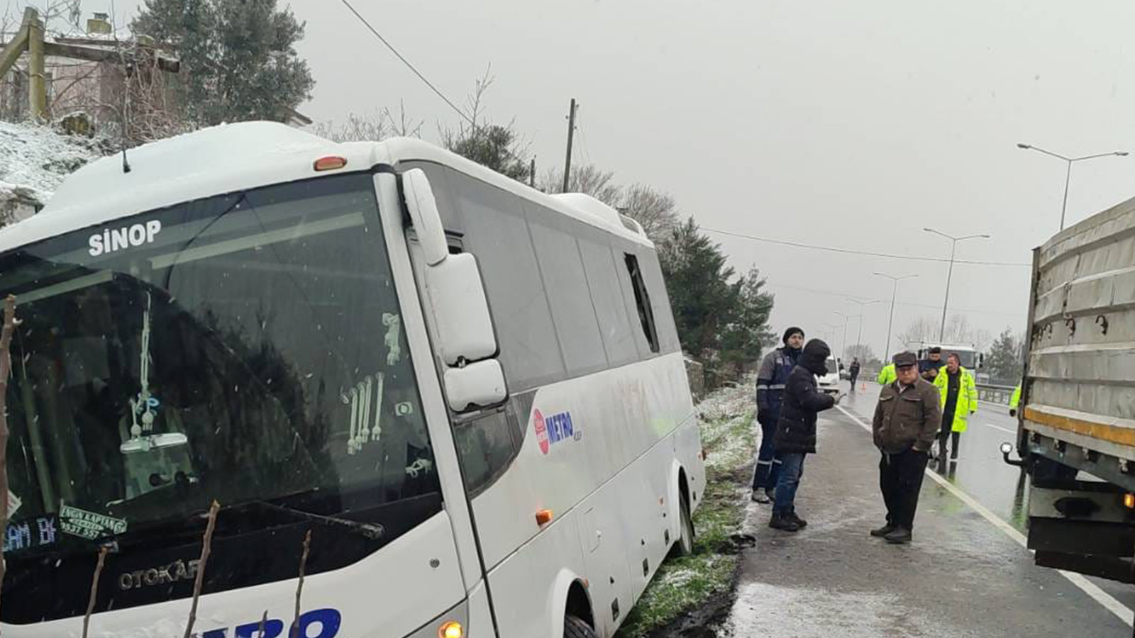Otobüs kaza sonucu yol kenarındaki kişilere çarptı; 1 kişi hayatını kaybetti, 3 kişi yaralandı.