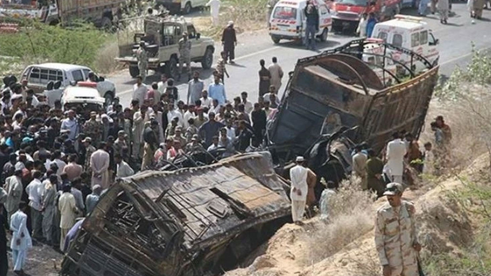 Pakistan'da trajik bir kaza: 24 kişi hayatını kaybetti, 45 kişi yaralandı.