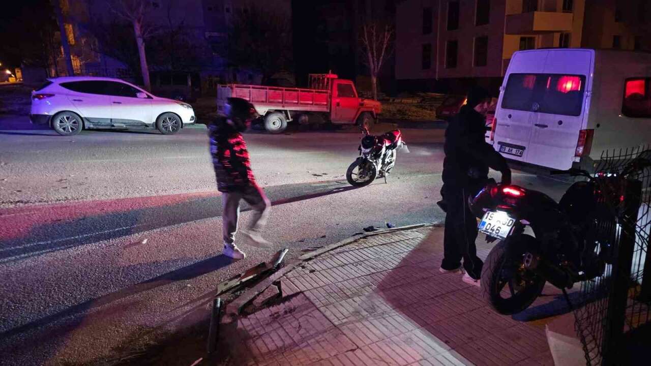 2 kişi motosiklet kazasında yaralandı.
