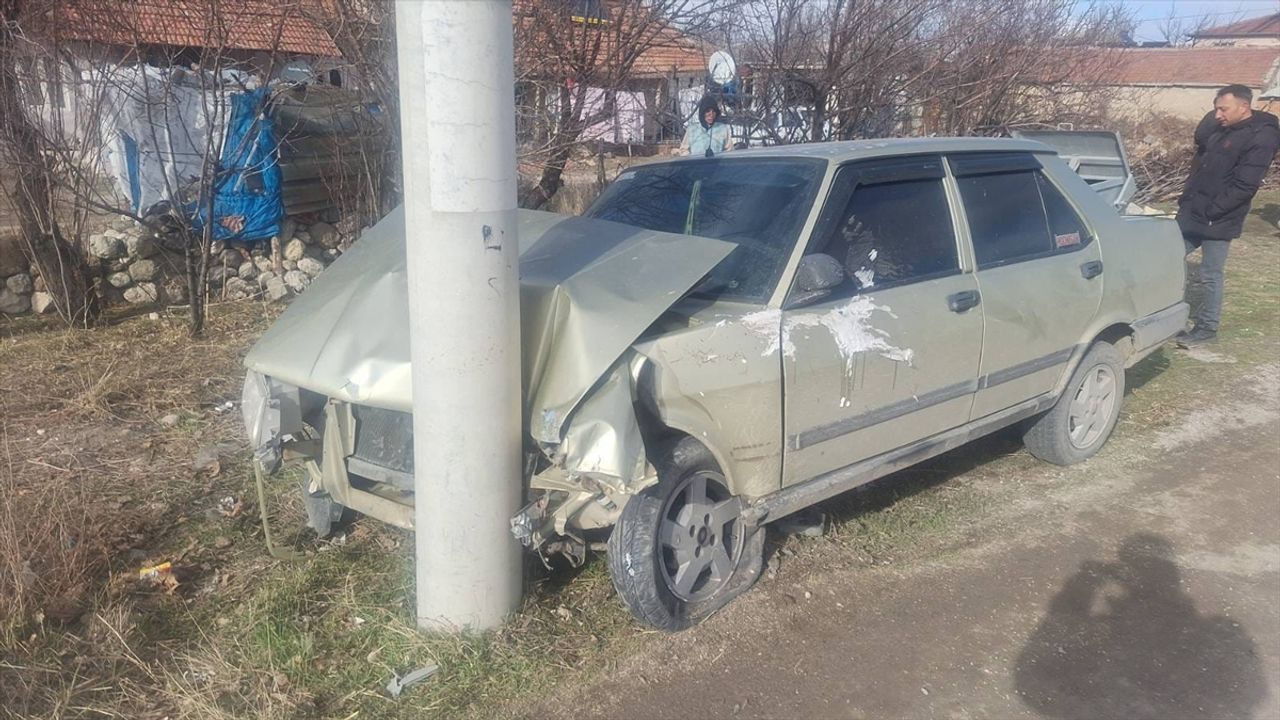 Afyon'da araba ile motosiklet çarpıştı: 1 ölü, 1 ağır yaralı.